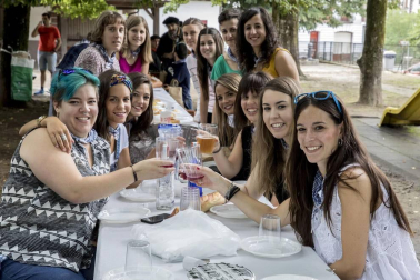 Imágenes de la comida joven y la fiesta en la pisicina en Elizondo
