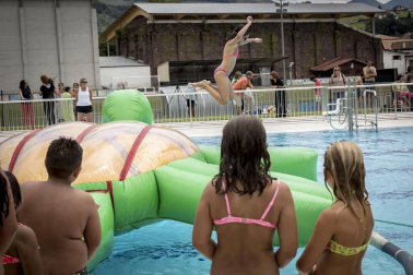 Imágenes de la comida joven y la fiesta en la pisicina en Elizondo