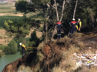 Imágenes del fuego que ha calcinado una hectárea entre Milagro y Villafranca.