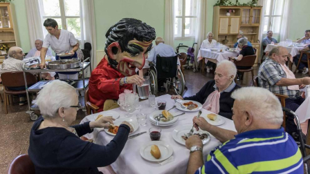 Imágenes de la comida en la Residencia Francisco Joaquín Iriarte durante las fiestas de Santiago.
