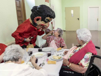 Imágenes de la comida en la Residencia Francisco Joaquín Iriarte durante las fiestas de Santiago.