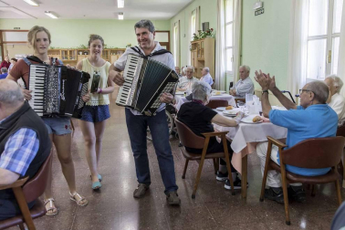 Imágenes de la comida en la Residencia Francisco Joaquín Iriarte durante las fiestas de Santiago.