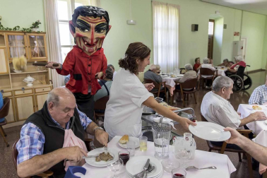 Imágenes de la comida en la Residencia Francisco Joaquín Iriarte durante las fiestas de Santiago.