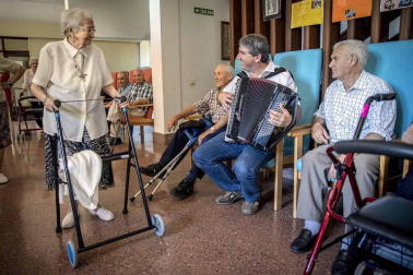 Imágenes de la comida en la Residencia Francisco Joaquín Iriarte durante las fiestas de Santiago.