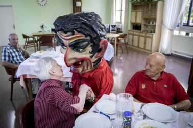 Imágenes de la comida en la Residencia Francisco Joaquín Iriarte durante las fiestas de Santiago.