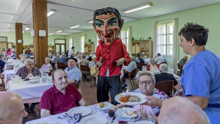 Imágenes de la comida en la Residencia Francisco Joaquín Iriarte durante las fiestas de Santiago.