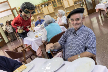 Imágenes de la comida en la Residencia Francisco Joaquín Iriarte durante las fiestas de Santiago.