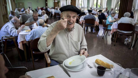 Imágenes de la comida en la Residencia Francisco Joaquín Iriarte durante las fiestas de Santiago.