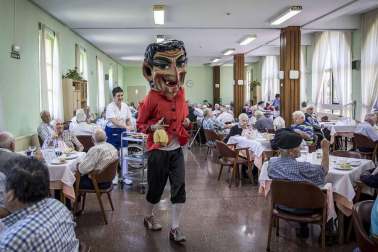 Imágenes de la comida en la Residencia Francisco Joaquín Iriarte durante las fiestas de Santiago.