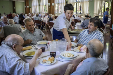 Imágenes de la comida en la Residencia Francisco Joaquín Iriarte durante las fiestas de Santiago.