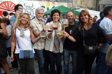 La Fiesta de la Cerveza se convirtió en el punto de encuentro perfecto para numerosos vecinos y cuadrillas de Aoiz el pasado 22 de julio. La plaza del Mercado albergó esta cita, en la que reinó el buen humor y las ganas de pasar un rato distendido.