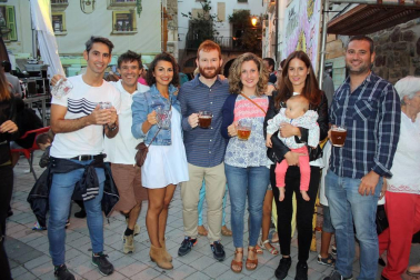 La Fiesta de la Cerveza se convirtió en el punto de encuentro perfecto para numerosos vecinos y cuadrillas de Aoiz el pasado 22 de julio. La plaza del Mercado albergó esta cita, en la que reinó el buen humor y las ganas de pasar un rato distendido.
