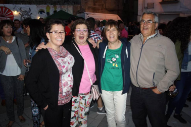 La Fiesta de la Cerveza se convirtió en el punto de encuentro perfecto para numerosos vecinos y cuadrillas de Aoiz el pasado 22 de julio. La plaza del Mercado albergó esta cita, en la que reinó el buen humor y las ganas de pasar un rato distendido.