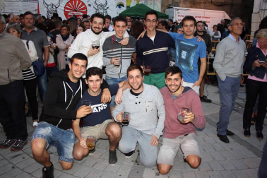 La Fiesta de la Cerveza se convirtió en el punto de encuentro perfecto para numerosos vecinos y cuadrillas de Aoiz el pasado 22 de julio. La plaza del Mercado albergó esta cita, en la que reinó el buen humor y las ganas de pasar un rato distendido.