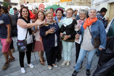 La Fiesta de la Cerveza se convirtió en el punto de encuentro perfecto para numerosos vecinos y cuadrillas de Aoiz el pasado 22 de julio. La plaza del Mercado albergó esta cita, en la que reinó el buen humor y las ganas de pasar un rato distendido.