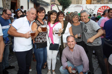 La Fiesta de la Cerveza se convirtió en el punto de encuentro perfecto para numerosos vecinos y cuadrillas de Aoiz el pasado 22 de julio. La plaza del Mercado albergó esta cita, en la que reinó el buen humor y las ganas de pasar un rato distendido.