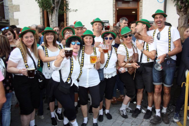 La Fiesta de la Cerveza se convirtió en el punto de encuentro perfecto para numerosos vecinos y cuadrillas de Aoiz el pasado 22 de julio. La plaza del Mercado albergó esta cita, en la que reinó el buen humor y las ganas de pasar un rato distendido.
