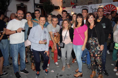 La Fiesta de la Cerveza se convirtió en el punto de encuentro perfecto para numerosos vecinos y cuadrillas de Aoiz el pasado 22 de julio. La plaza del Mercado albergó esta cita, en la que reinó el buen humor y las ganas de pasar un rato distendido.