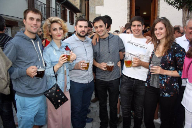 La Fiesta de la Cerveza se convirtió en el punto de encuentro perfecto para numerosos vecinos y cuadrillas de Aoiz el pasado 22 de julio. La plaza del Mercado albergó esta cita, en la que reinó el buen humor y las ganas de pasar un rato distendido.