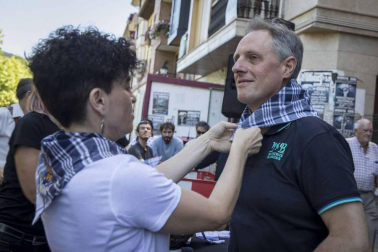 Imágenes del comienzo de las fiestas, cuyo cohete tiró la comparsa de gigantes.