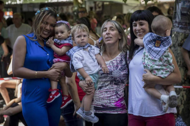 Imágenes del comienzo de las fiestas, cuyo cohete tiró la comparsa de gigantes.