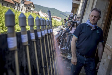 Imágenes del comienzo de las fiestas, cuyo cohete tiró la comparsa de gigantes.
