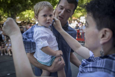 Imágenes del comienzo de las fiestas, cuyo cohete tiró la comparsa de gigantes.