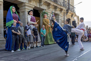 Imágenes del comienzo de las fiestas, cuyo cohete tiró la comparsa de gigantes.