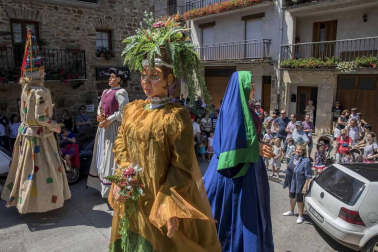 Imágenes del comienzo de las fiestas, cuyo cohete tiró la comparsa de gigantes.