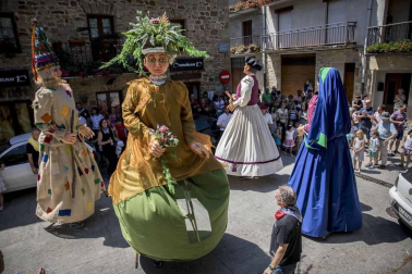 Imágenes del comienzo de las fiestas, cuyo cohete tiró la comparsa de gigantes.