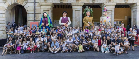 Imágenes del comienzo de las fiestas, cuyo cohete tiró la comparsa de gigantes.