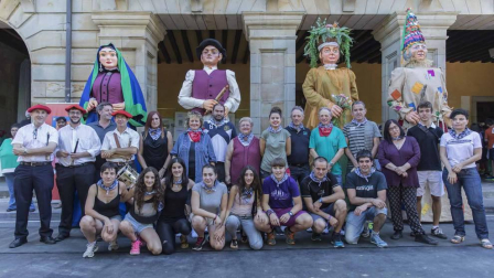 Imágenes del comienzo de las fiestas, cuyo cohete tiró la comparsa de gigantes.