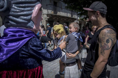 Imágenes del comienzo de las fiestas, cuyo cohete tiró la comparsa de gigantes.