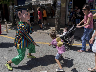 Imágenes del comienzo de las fiestas, cuyo cohete tiró la comparsa de gigantes.