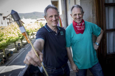 Imágenes del comienzo de las fiestas, cuyo cohete tiró la comparsa de gigantes.