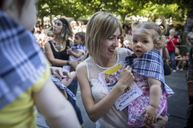 Imágenes del comienzo de las fiestas, cuyo cohete tiró la comparsa de gigantes.