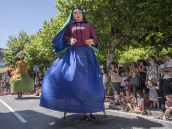 Imágenes del comienzo de las fiestas, cuyo cohete tiró la comparsa de gigantes.