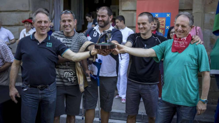 Imágenes del comienzo de las fiestas, cuyo cohete tiró la comparsa de gigantes.