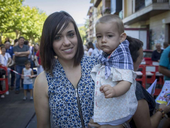 Imágenes del comienzo de las fiestas, cuyo cohete tiró la comparsa de gigantes.