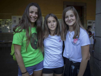 Imágenes del comienzo de las fiestas, cuyo cohete tiró la comparsa de gigantes.
