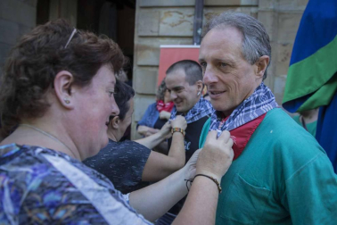 Imágenes del comienzo de las fiestas, cuyo cohete tiró la comparsa de gigantes.
