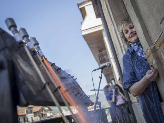 Imágenes del comienzo de las fiestas, cuyo cohete tiró la comparsa de gigantes.