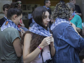 Imágenes del comienzo de las fiestas, cuyo cohete tiró la comparsa de gigantes.