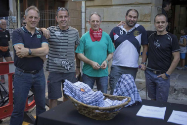 Imágenes del comienzo de las fiestas, cuyo cohete tiró la comparsa de gigantes.