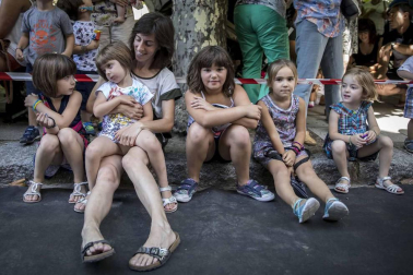 Imágenes del comienzo de las fiestas, cuyo cohete tiró la comparsa de gigantes.