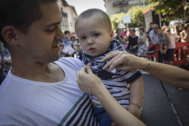 Imágenes del comienzo de las fiestas, cuyo cohete tiró la comparsa de gigantes.