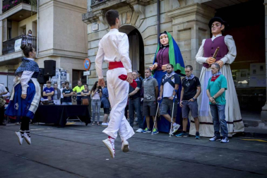 Imágenes del comienzo de las fiestas, cuyo cohete tiró la comparsa de gigantes.