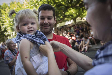 Imágenes del comienzo de las fiestas, cuyo cohete tiró la comparsa de gigantes.