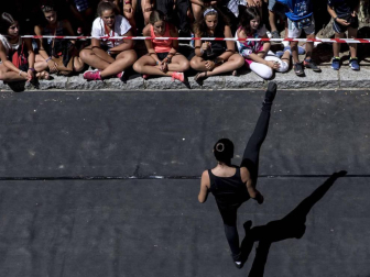 Imágenes del comienzo de las fiestas, cuyo cohete tiró la comparsa de gigantes.