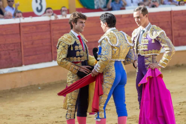 La Plaza de Toros de Tudela acogió la segunda jornada de la Feria del Toro con motivo de las fiestas patronales. Torearon el navarro Javier Marín, Francisco Rivera Ordóñez y el francés Juan Bautista. Los diestros salieron por la puerta grande.